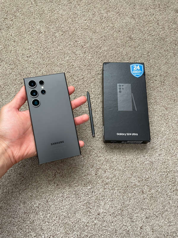 Samsung S24 Ultra 256gb 12gb ram Dual sim with box and cable cracked screen