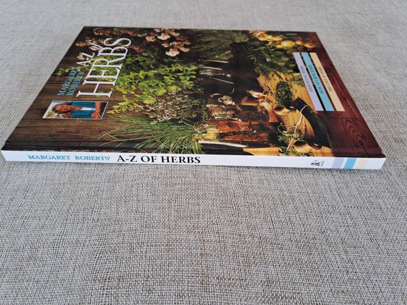A-Z of Herbs :Identifying Herbs, How to Grow Herbs, The uses of herbs - Margaret Roberts