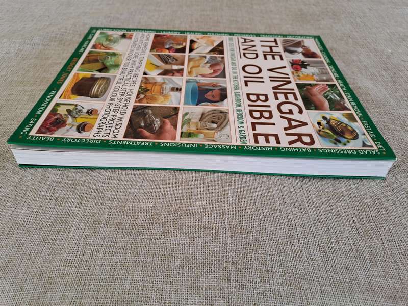 The Vinegar and Oil Bible - 1001 Uses for Vinegar and Oil in the Kitchen, Bathroom, Bedroom & Garden