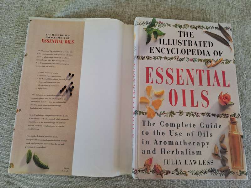 The Illustrated Encyclopedia of Essential Oils - Julia Lawless