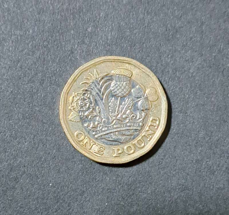 **ONE POUND** 2017** ELIZABETH II** COIN** NEW UNC**