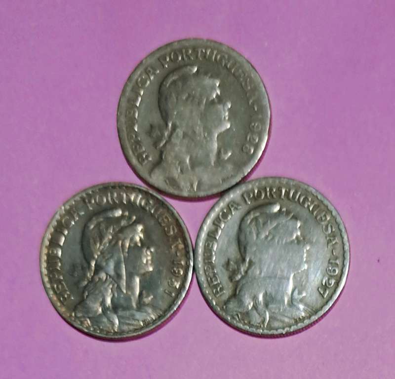 1 Escudo Portugal 3 coins  - 1927 -  1928 - 1951 - .