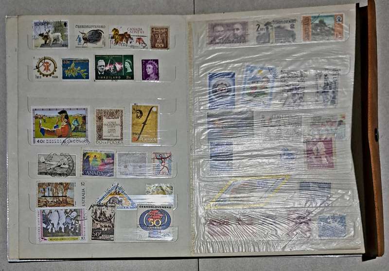 Stamp Album no: 1810A Complete with World Stamps "" +- 600 Stamps""