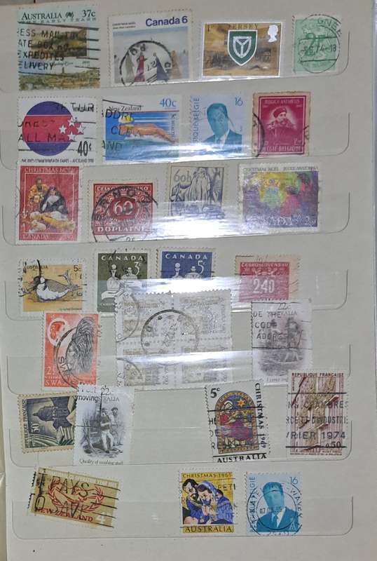 Stamp Album no: 1810A Complete with World Stamps "" +- 600 Stamps""