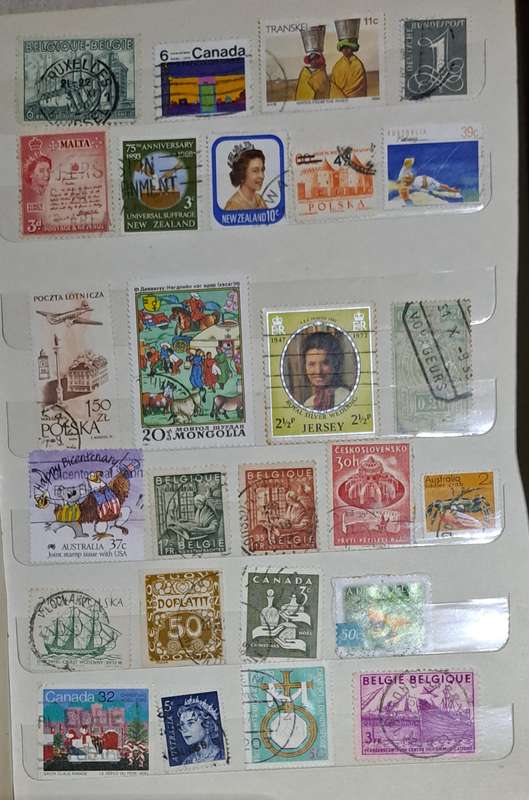 Stamp Album no: 1810A Complete with World Stamps "" +- 600 Stamps""