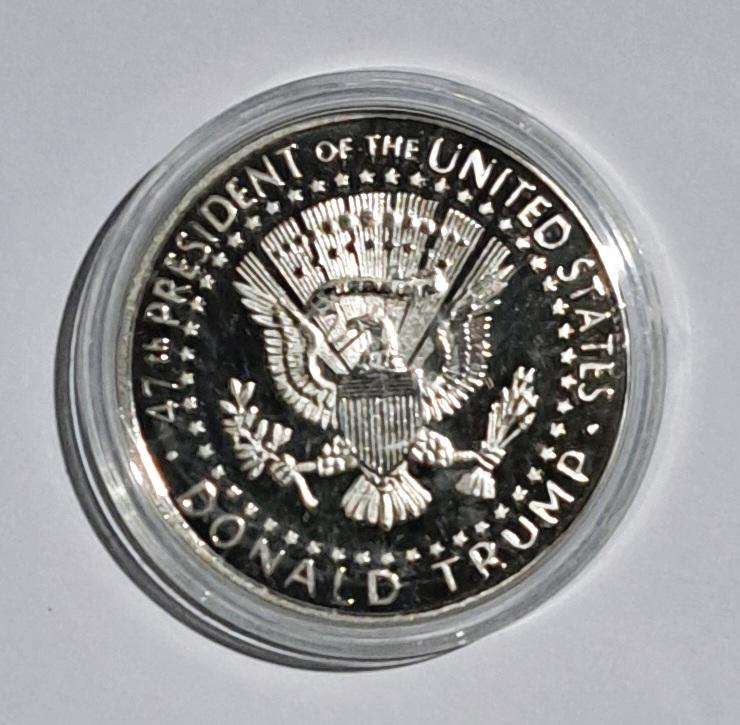 Donald Trump 2025 Commemorative Coin " In God we Trust " Crown Size Coin " In Capsule " ( 2 of 3 )