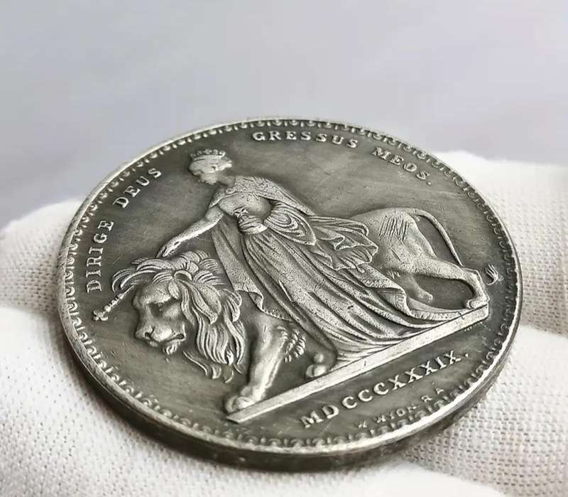 Vintage British Queen with Lion "Crown Design " Excellent "40mm New in Capsule "Commemorative Coin