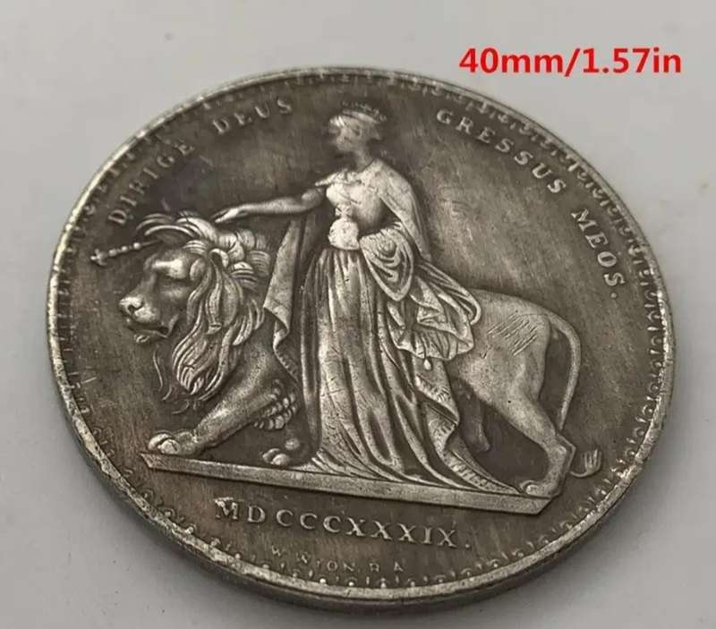 Vintage British Queen with Lion "Crown Design " Excellent "40mm New in Capsule "Commemorative Coin