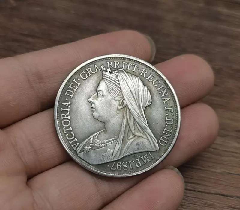 Vintage  1897 Victoria Memorial Coin Historical Coin. ( 1 of 2 )