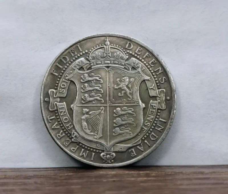 Vintage  1897 Victoria Memorial Coin Historical Coin. ( 1 of 2 )