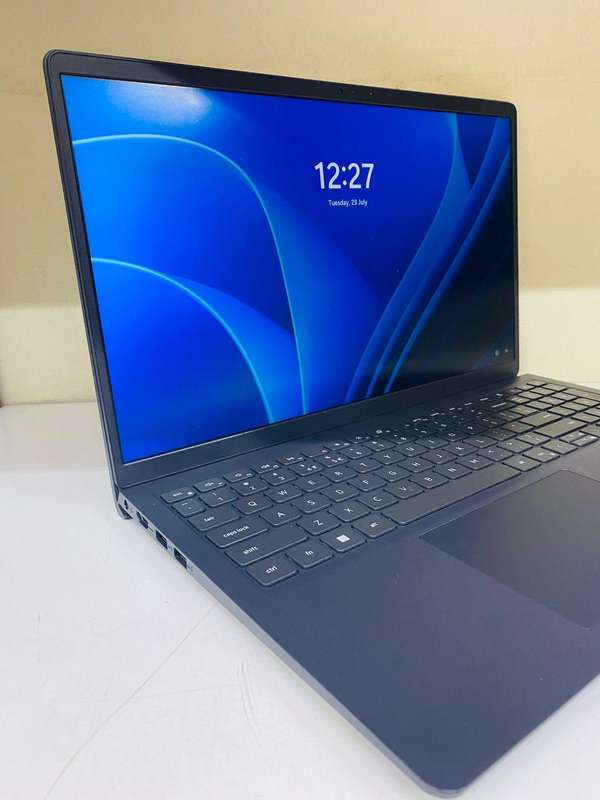 Dell Vostro 3510 15.6-inch Core i5-1135G7 -16GB RAM -512GB SSD- Win 11 Pro Laptop