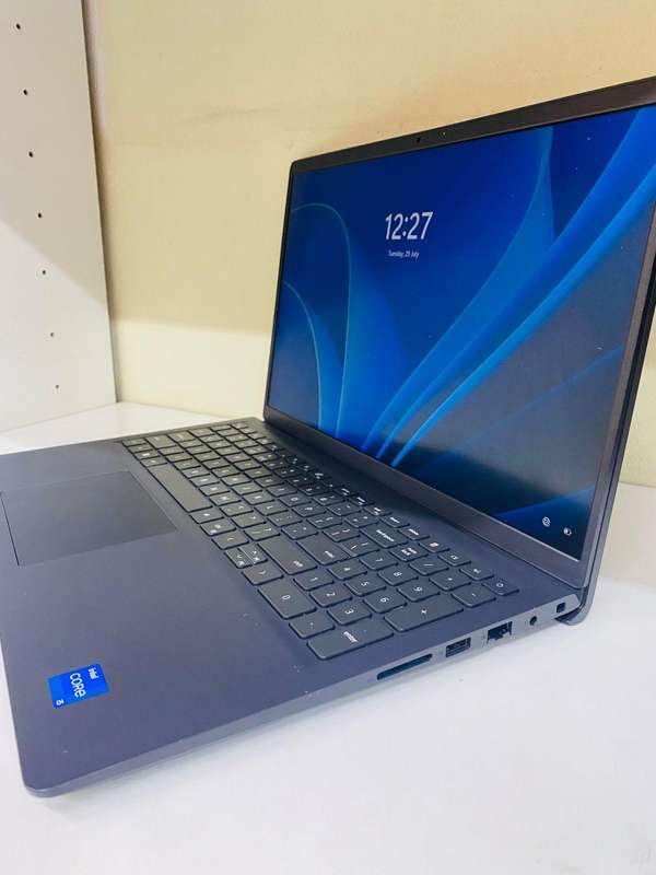 Dell Vostro 3510 15.6-inch Core i5-1135G7 -16GB RAM -512GB SSD- Win 11 Pro Laptop