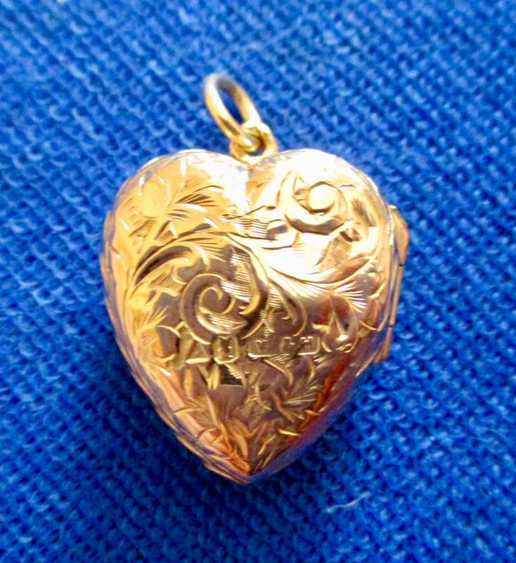 Antique 2.6 grams Nine Carat Gold Opening Heart Locket With Garnets!