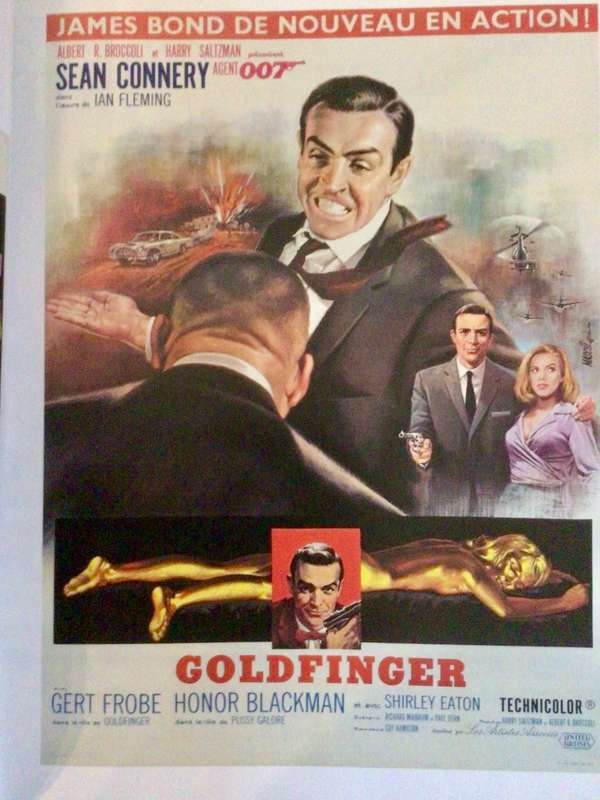 Large Hardcover THE OFFICIAL JAMES BOND MOVIE POSTERS Book
