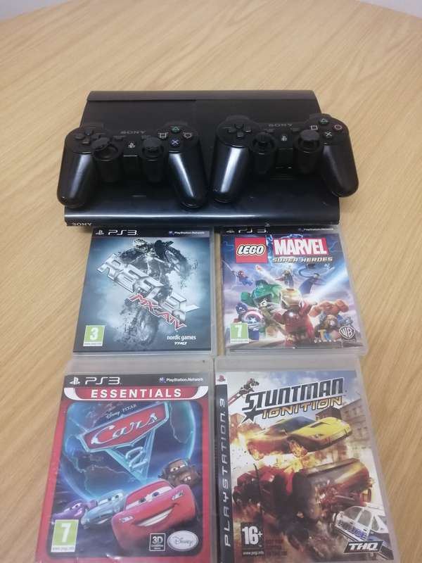 PS3 SLIM LINE COMBO . TWO ORIGINAL CONTROLLERS. 4 GAMES WITH ALL THE CABLES 500GIG