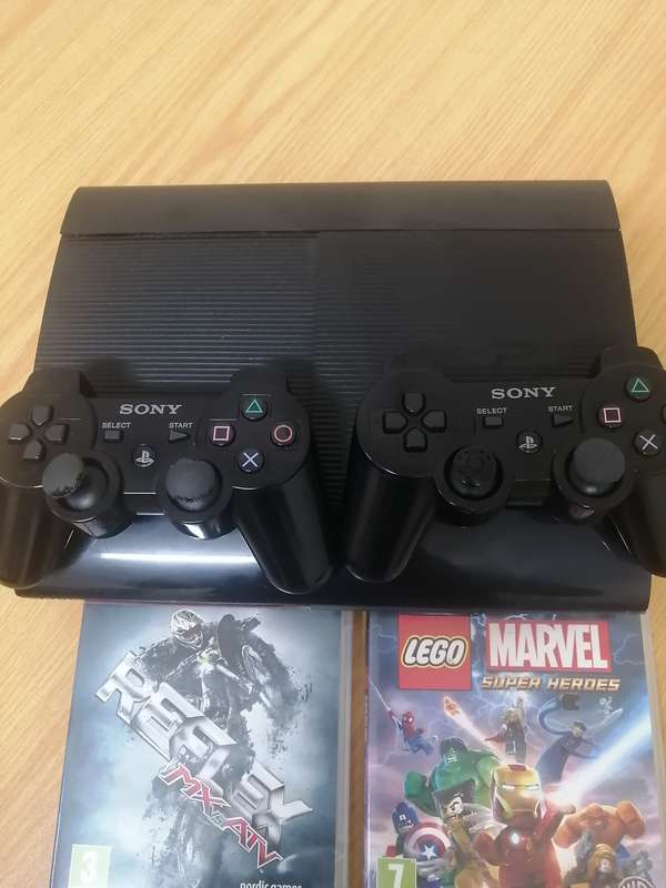 PS3 SLIM LINE COMBO . TWO ORIGINAL CONTROLLERS. 4 GAMES WITH ALL THE CABLES 500GIG
