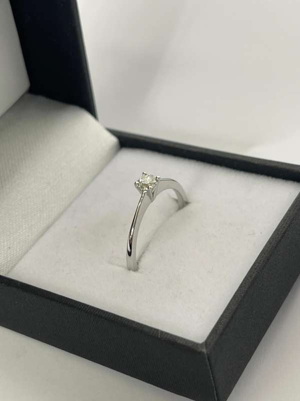 18ct White Gold 0.2110ct Diamond Solitaire - Evaluation R23  000