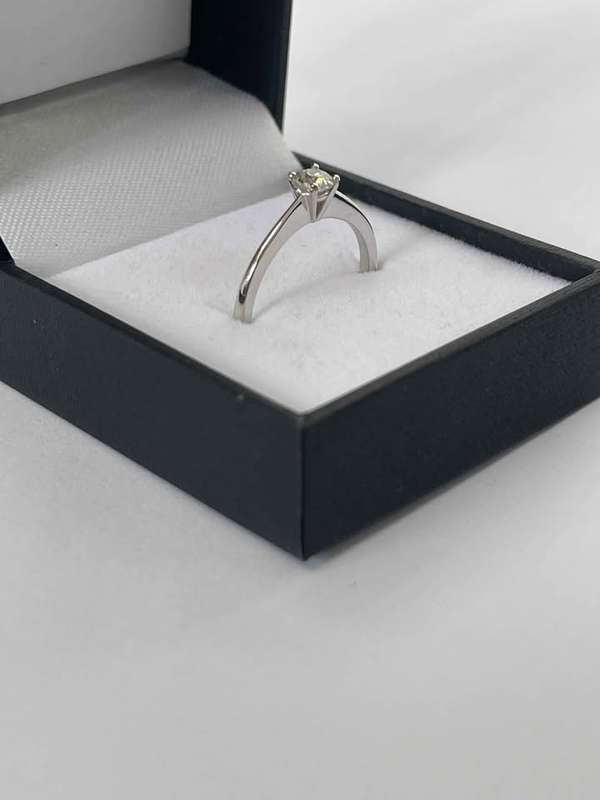 18ct White Gold 0.2910ct Diamond Solitaire Ring- Evaluation R25 500