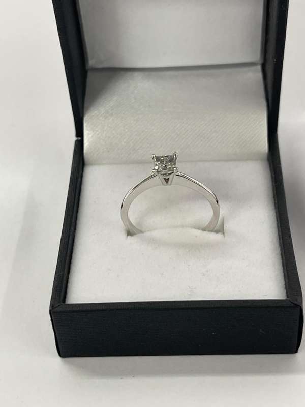18ct White Gold 0.5250ct Diamond Solitaire Princess cut - Evaluation R38 900