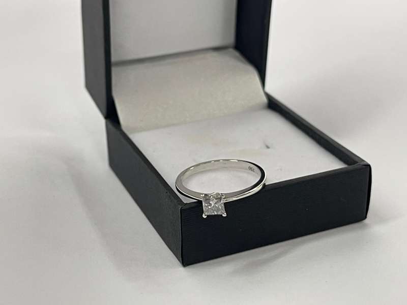 18ct White Gold 0.5250ct Diamond Solitaire Princess cut - Evaluation R38 900