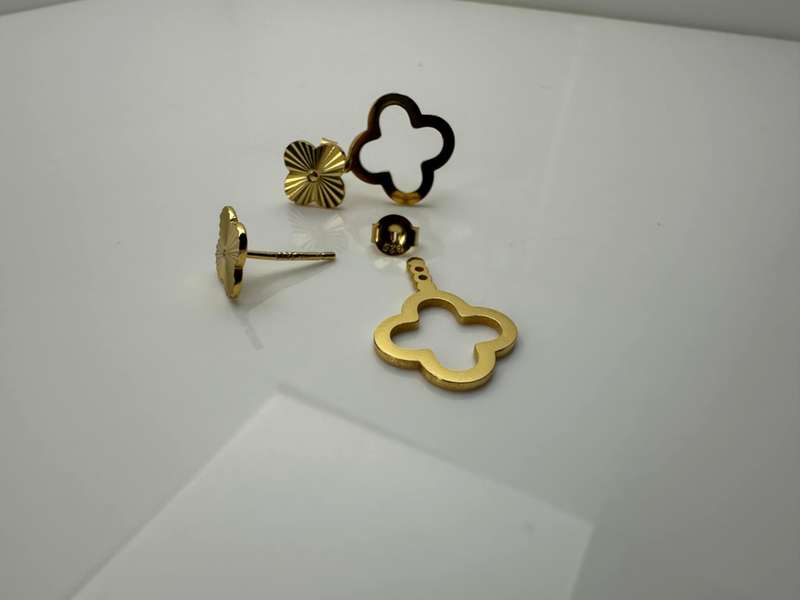 18k Gold Plated Dainty Floral Earrings - Brand New