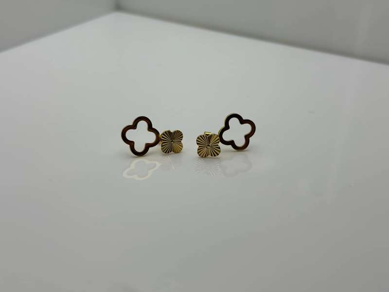 18k Gold Plated Dainty Floral Earrings - Brand New