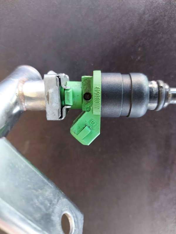 Used Mercedes W203 M271 Fuel Injectors & Fuel Rail P/N 2710780549 & P/N 2/27705