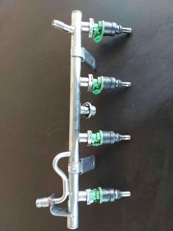 Used Mercedes W203 M271 Fuel Injectors & Fuel Rail P/N 2710780549 & P/N 2/27705