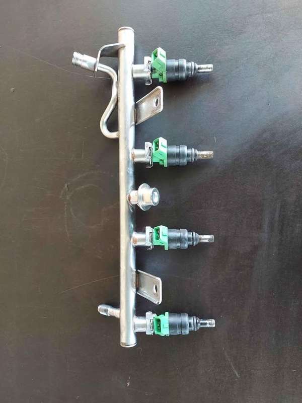 Used Mercedes W203 M271 Fuel Injectors & Fuel Rail P/N 2710780549 & P/N 2/27705