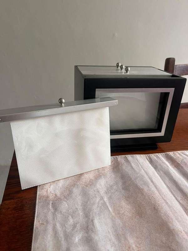 Rotating Magnetic Photo Display Holder  Holds Up to 40 Photos per Slide