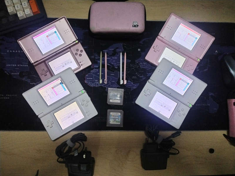 4x Nintendo ds lite ( games, pens, charger and case included)