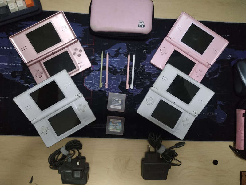 4x Nintendo ds lite ( games, pens, charger and case included)
