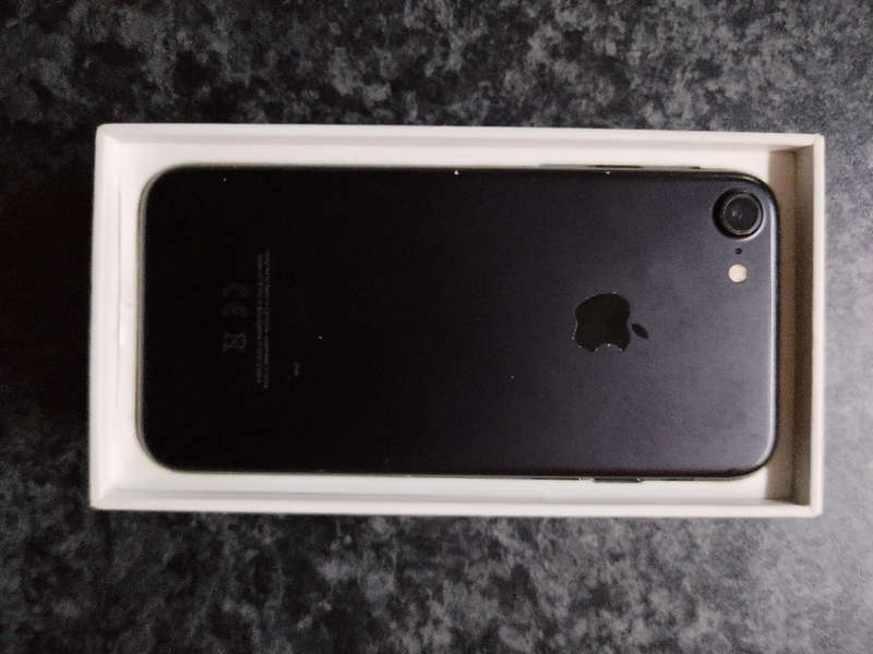 IPhone 7 ( read descriptions)