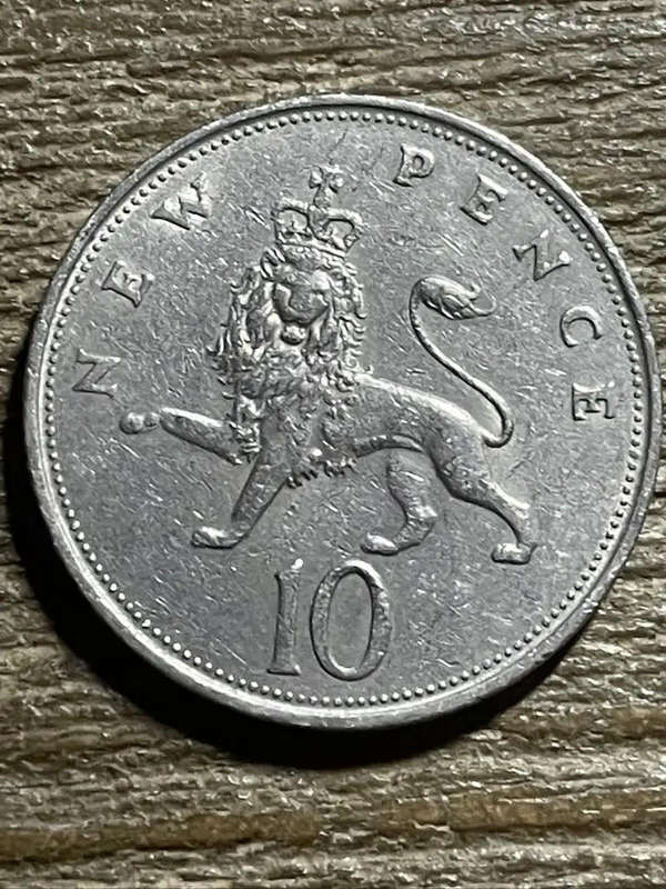 RARE 10 NEW PENCE QUEEN ELIZABETH II 1979