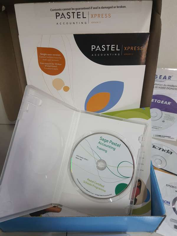 JOB LOT OF COMPUTER SOFTWARE CD'S