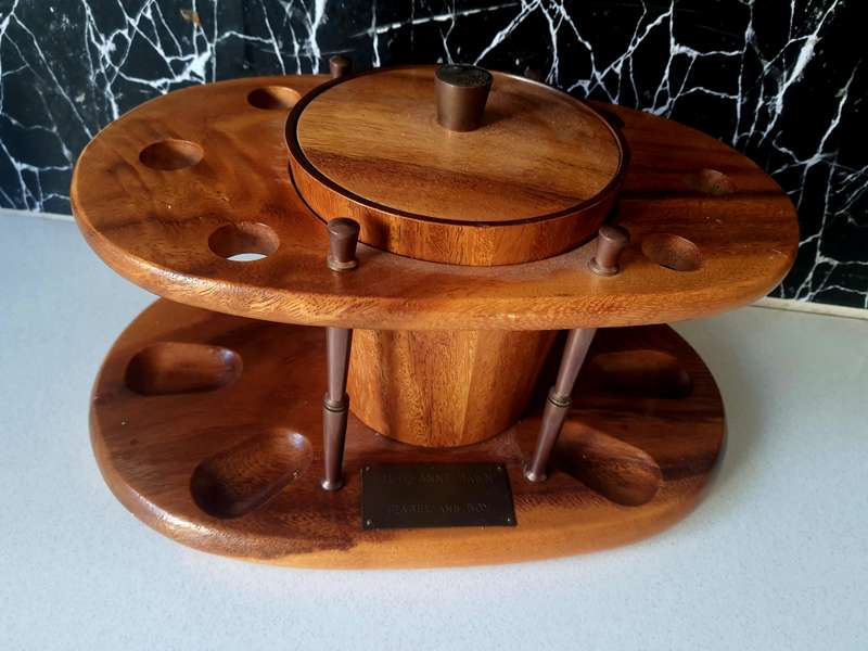 STUNNING 6 STAND MONKEYPOD PIPE STAND - RETAIL R1450.00 IN EXCELLENT CONDITION!