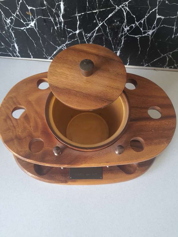 STUNNING 6 STAND MONKEYPOD PIPE STAND - RETAIL R1450.00 IN EXCELLENT CONDITION!