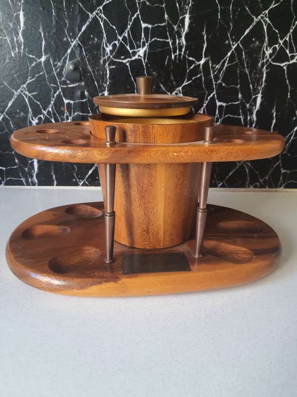 STUNNING 6 STAND MONKEYPOD PIPE STAND - RETAIL R1450.00 IN EXCELLENT CONDITION!