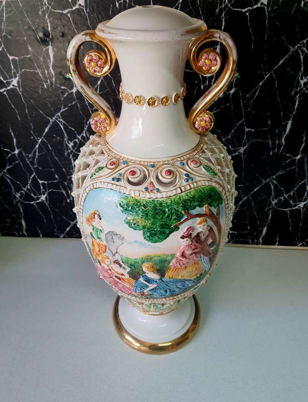 ENGLISH SENE 56CM VINTAGE HAND SIGHNED CAMPODIMONTE URN - ITALY 800$ VALUE - NO CHIPMARKS - 100%