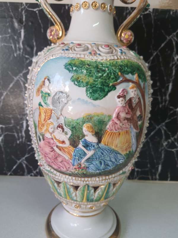 ENGLISH SENE 56CM VINTAGE HAND SIGHNED CAMPODIMONTE URN - ITALY 800$ VALUE - NO CHIPMARKS - 100%