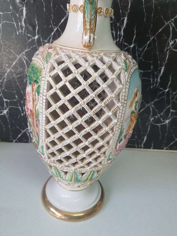 ENGLISH SENE 56CM VINTAGE HAND SIGHNED CAMPODIMONTE URN - ITALY 800$ VALUE - NO CHIPMARKS - 100%