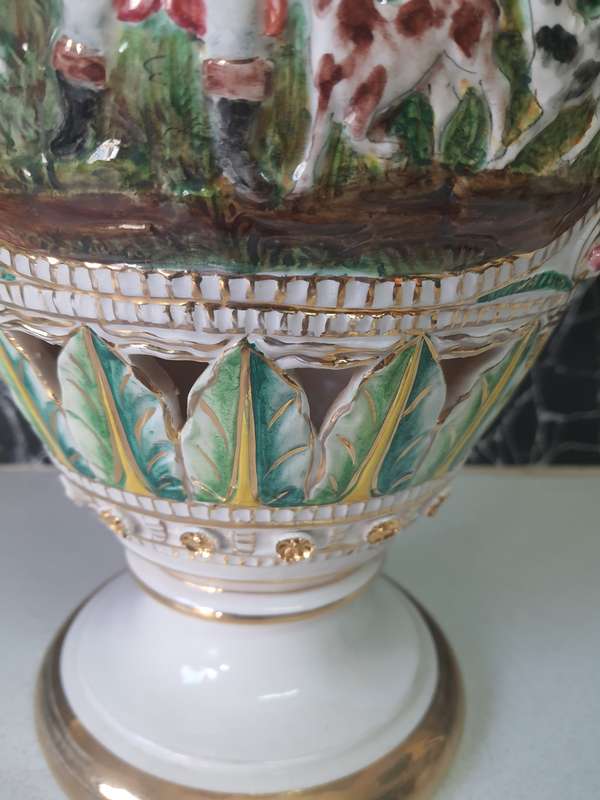 ENGLISH SENE 56CM VINTAGE HAND SIGHNED CAMPODIMONTE URN - ITALY 800$ VALUE - NO CHIPMARKS - 100%