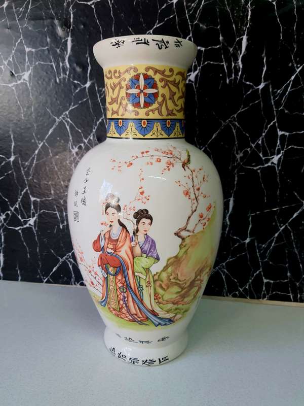 VINTAGE 20TH CETURY CHINESE STYLE PORCAILN VASE