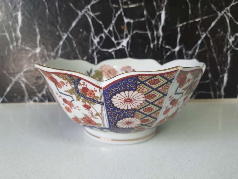 GILDED EDGE FLOWER SHAPED 7" INCH IMARI JAPANESE PORCELAIN BOWL