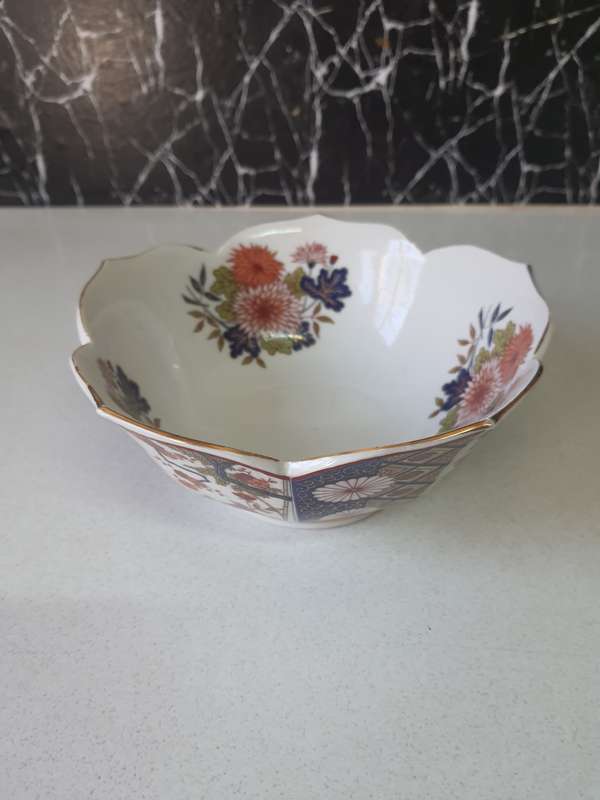 GILDED EDGE FLOWER SHAPED 7" INCH IMARI JAPANESE PORCELAIN BOWL