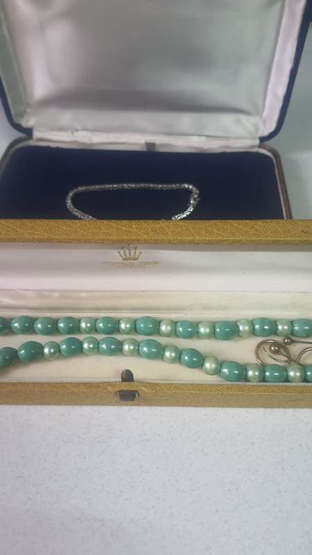VINTAGE BROKEN 925 SILVER PRINCESS BRACELET - VINTAGE GREEN PEARL NECKLACE AND LOOSE GOLDEN EARINGS