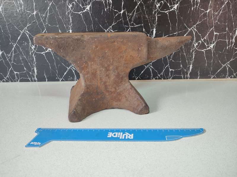 ANTIQUE MEDIUM HEAVEY STEEL ANVIL
