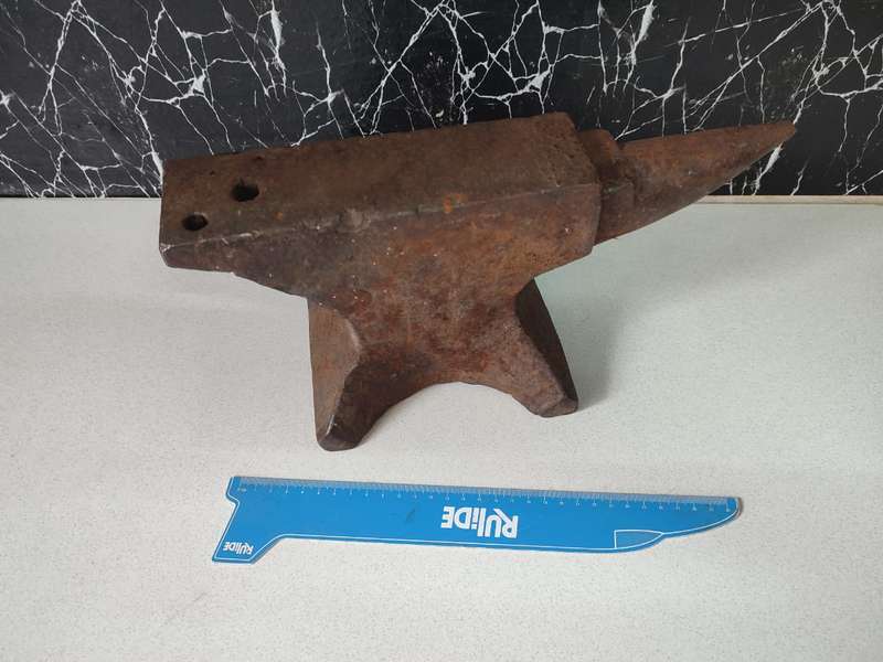 ANTIQUE MEDIUM HEAVEY STEEL ANVIL