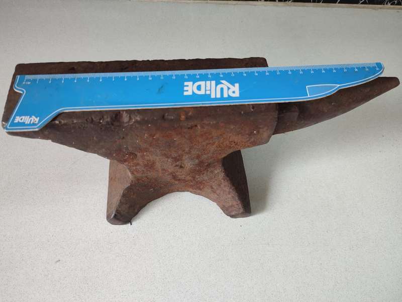 ANTIQUE MEDIUM HEAVEY STEEL ANVIL
