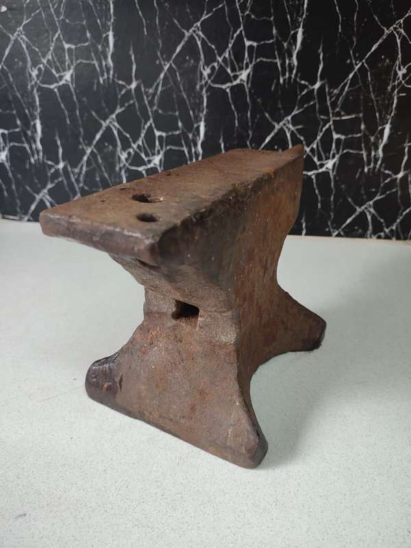 ANTIQUE MEDIUM HEAVEY STEEL ANVIL